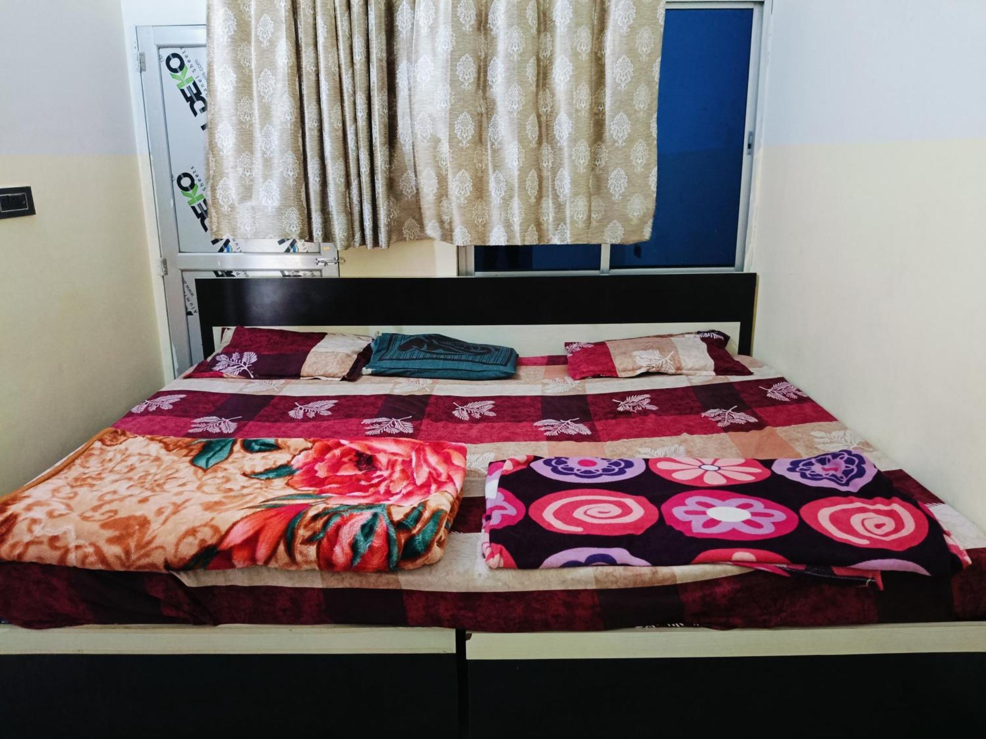 Jai Hanuman Guest House Palsana  Bagian luar foto