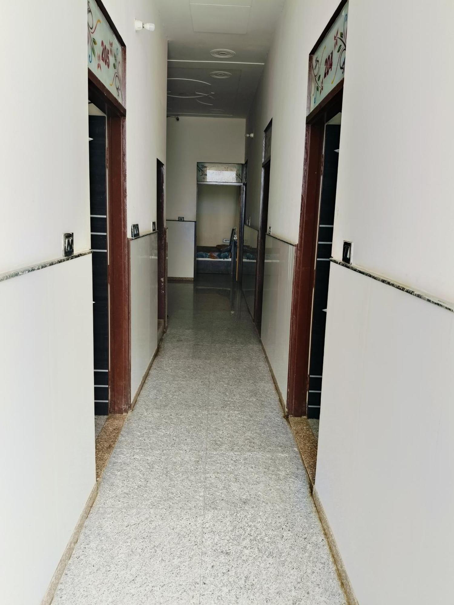 Jai Hanuman Guest House Palsana  Bagian luar foto