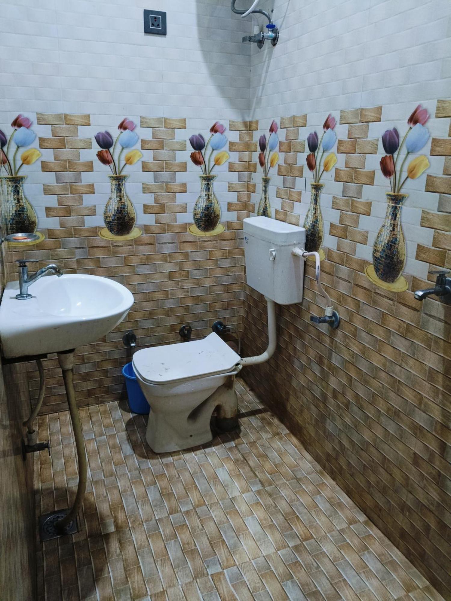 Jai Hanuman Guest House Palsana  Bagian luar foto